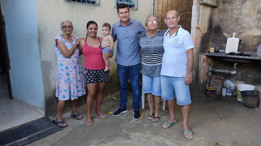 Família recebe Professor Rurdiney durante visita ao bairro São Marcos (Foto: arquivo pessoal)